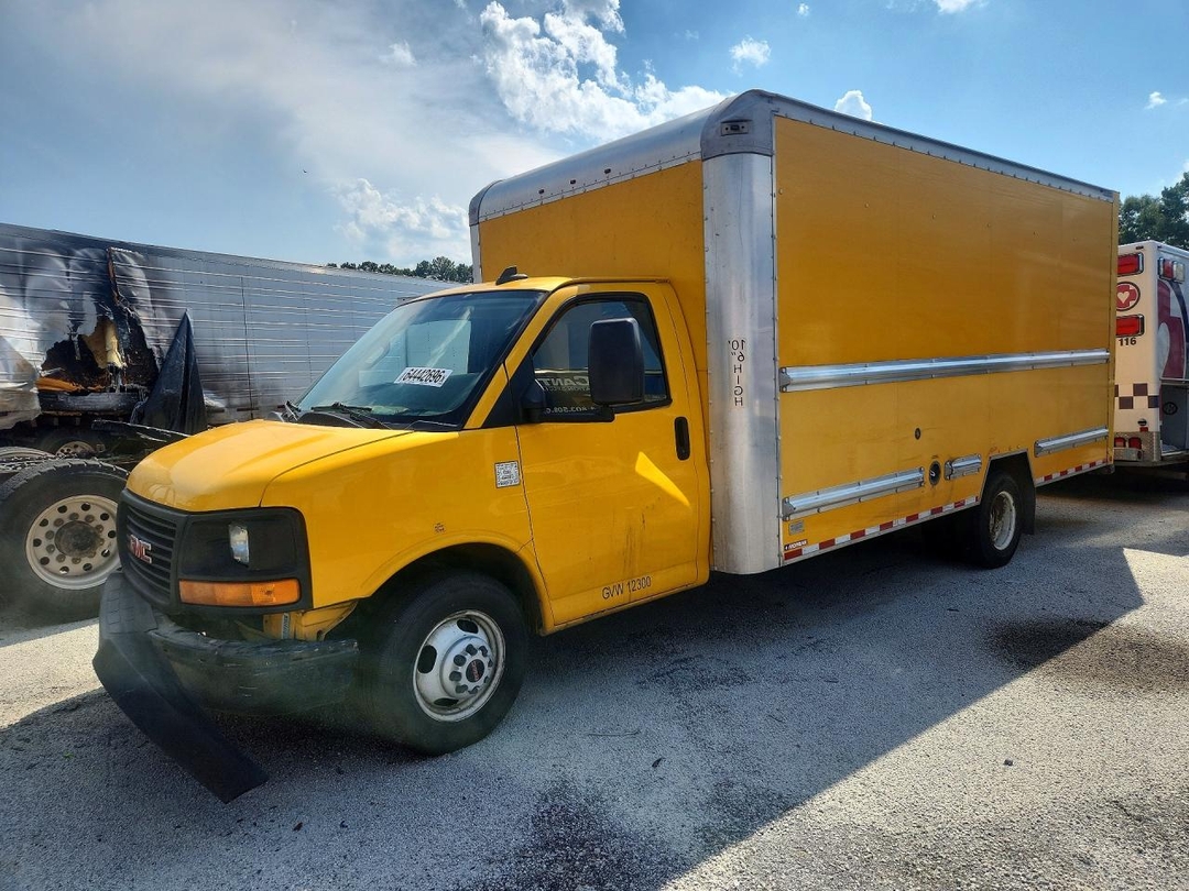 Вид 2016 GMC SAVANA BOX TRUCK, угол 1