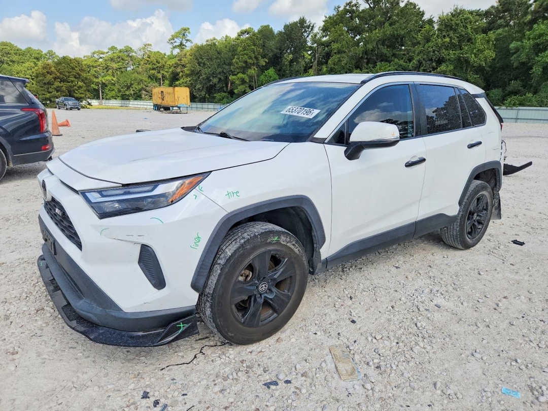 Vista de 2022 TOYOTA RAV4 XLE, ángulo 1