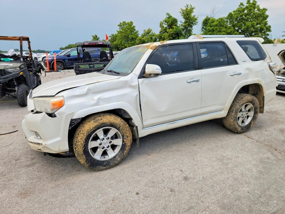 Вид 2013 TOYOTA 4RUNNER SR5, угол 1