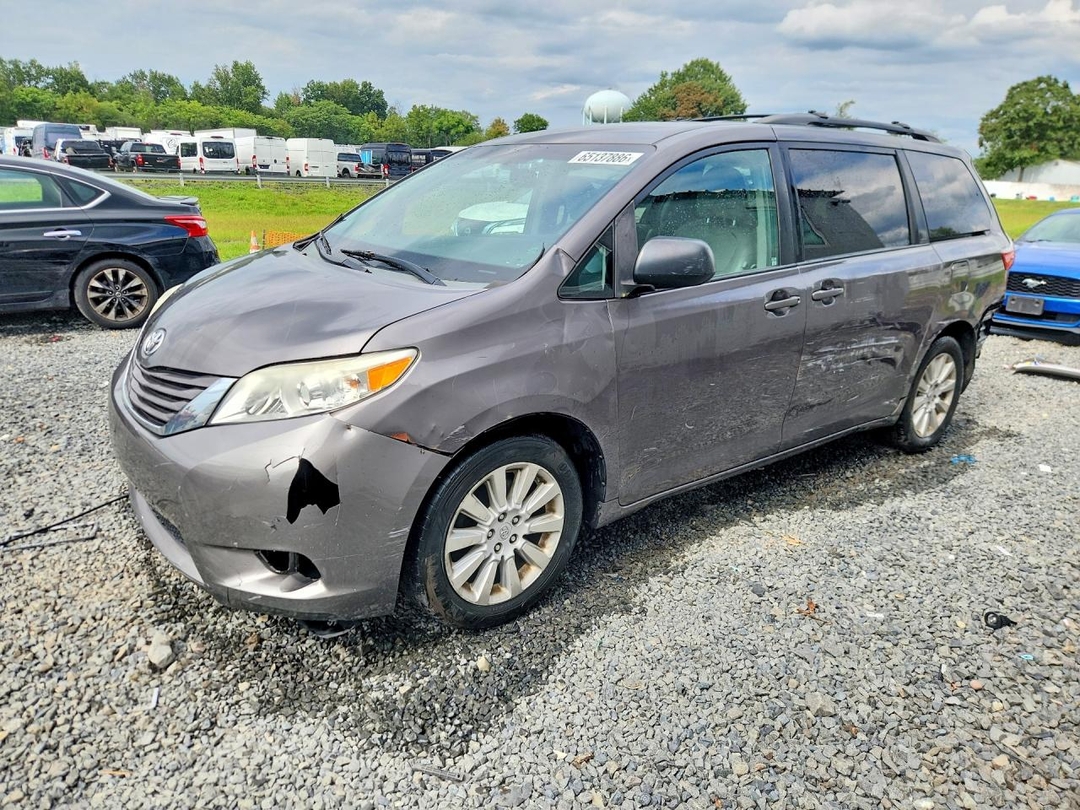 Vue de 2015 TOYOTA SIENNA LE, angle 1