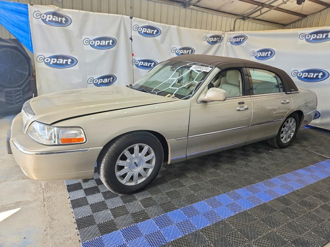 Vue de 2011 LINCOLN TOWN CAR SIGNATURE LIMITED, angle 1