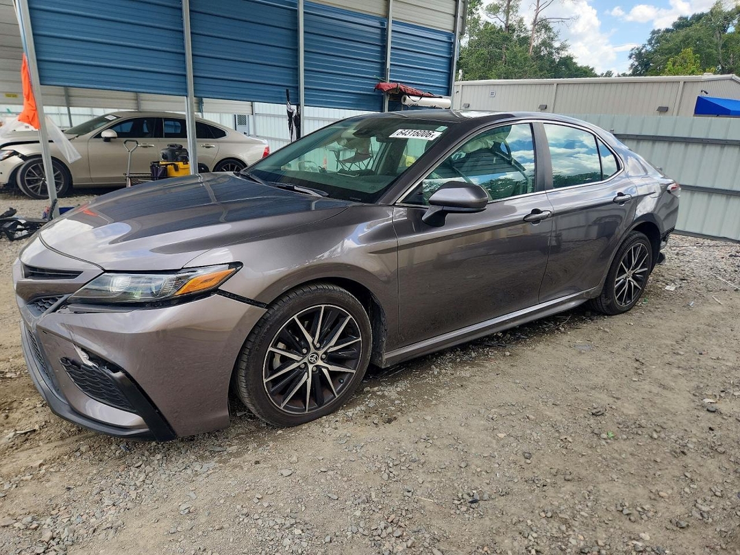 Вид 2021 TOYOTA CAMRY SE, угол 1