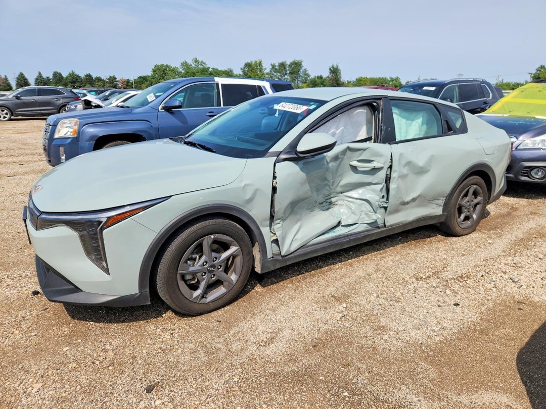 Vue de 2025 KIA K4 LXS, angle 1