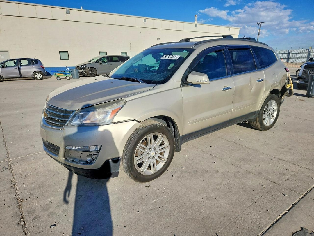 Вид 2015 CHEVROLET TRAVERSE LT, угол 1