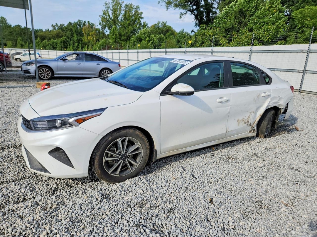 Vue de 2023 KIA FORTE LXS, angle 1