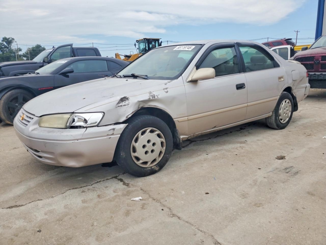 Vista de 1997 TOYOTA CAMRY LE, ángulo 1