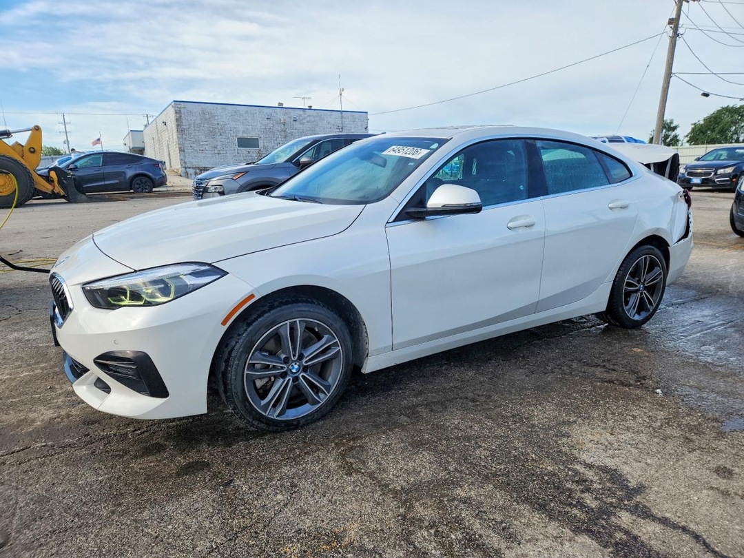 Vue de 2022 BMW 228I, angle 1