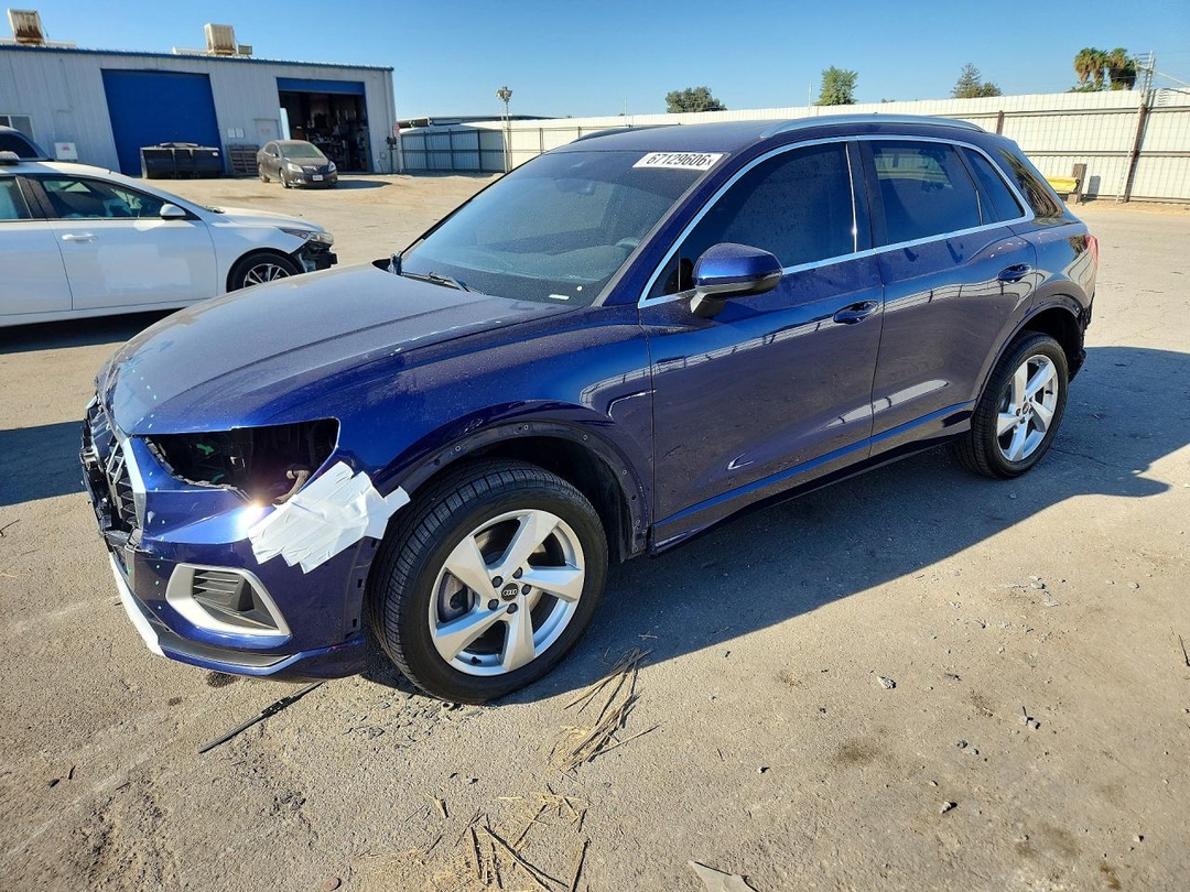 Vue de 2021 AUDI Q3 PREMIUM 40, angle 1