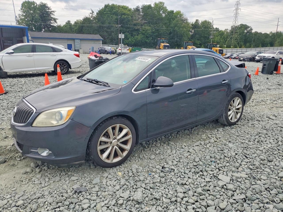 Vue de 2013 BUICK VERANO, angle 1
