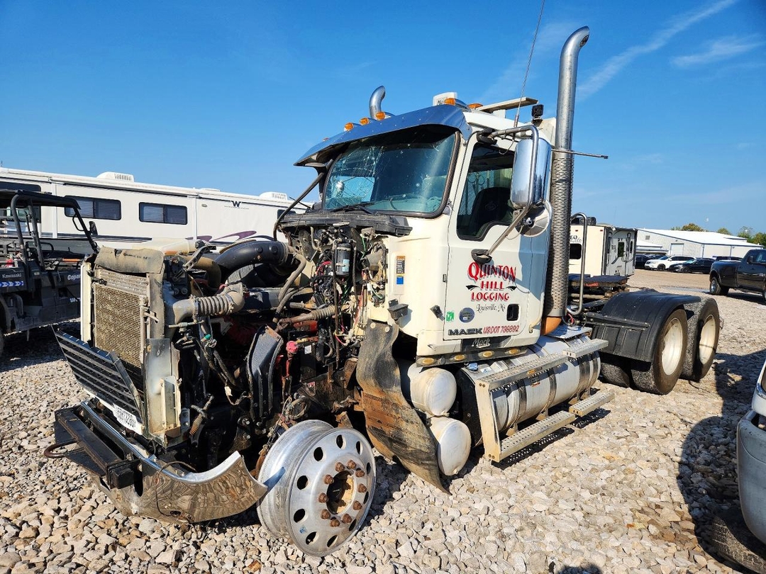 Vue de 2018 MACK CHU613 SEMI TRUCK, angle 1