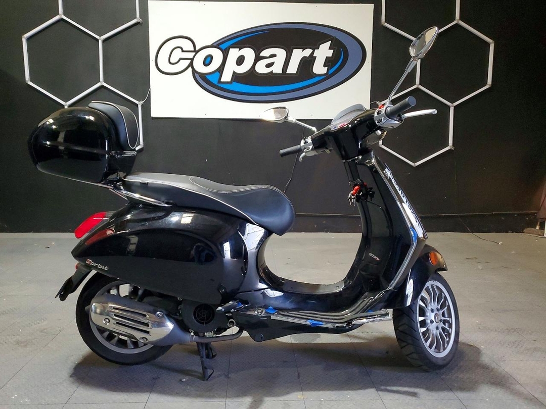 منظر 2017 VESPA SPRINT 150 3V، زاوية 1