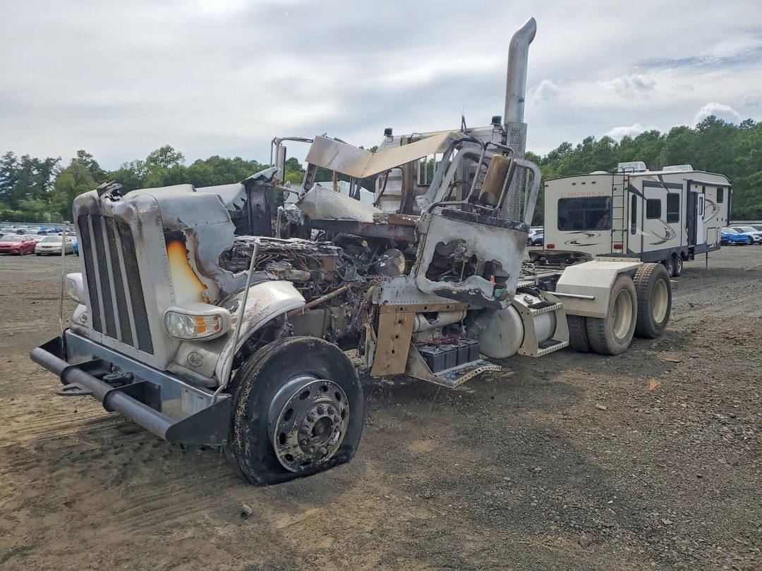 منظر 2021 PETERBILT 389 SEMI TRUCK، زاوية 1