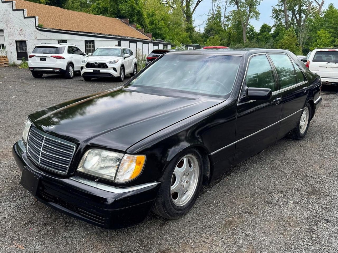 Vue de 1999 MERCEDES-BENZ S 500, angle 1