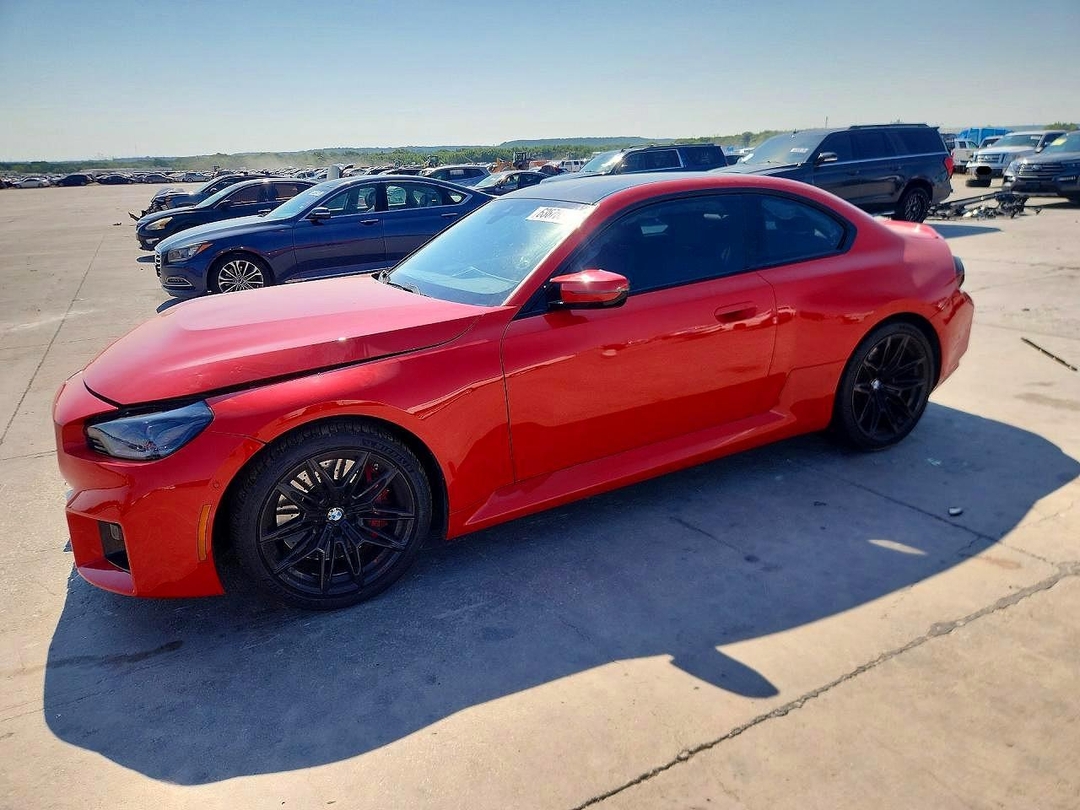 Vue de 2024 BMW M2, angle 1