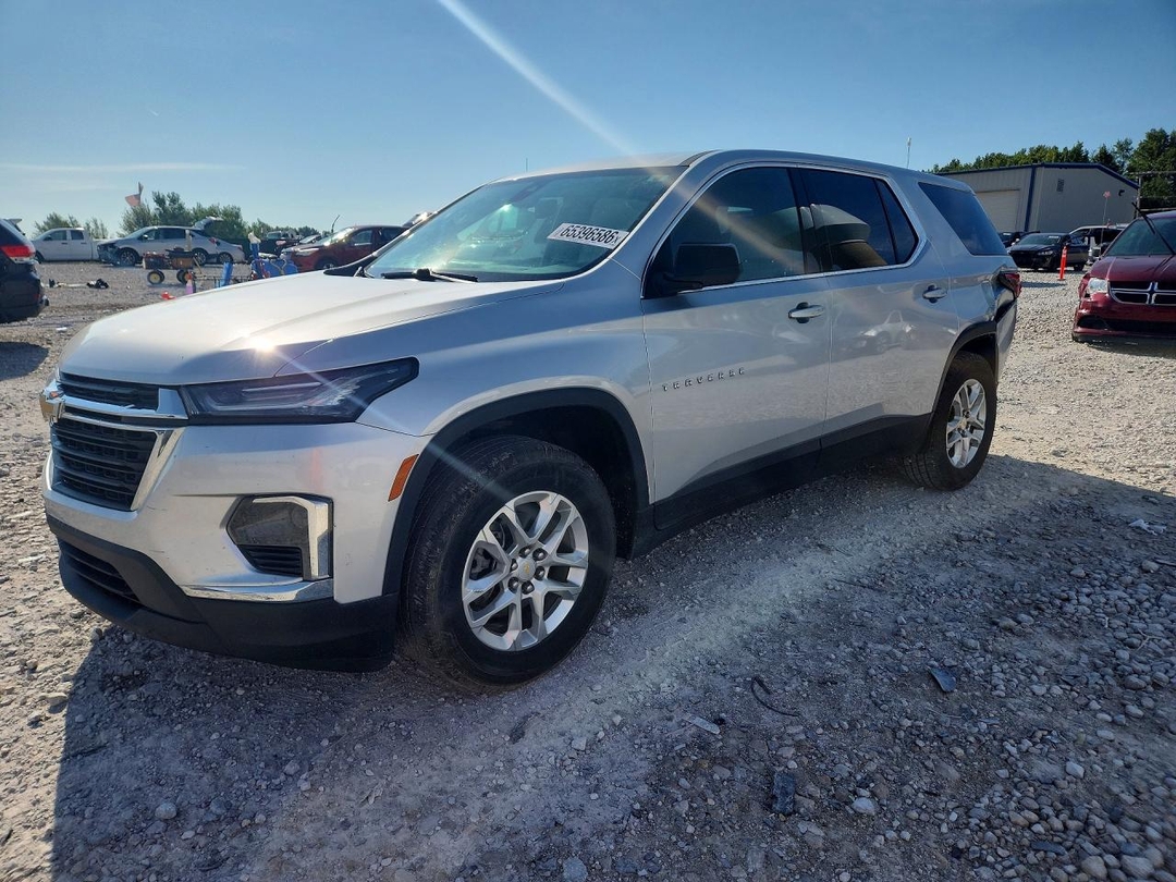 Вид 2022 CHEVROLET TRAVERSE LS, угол 1