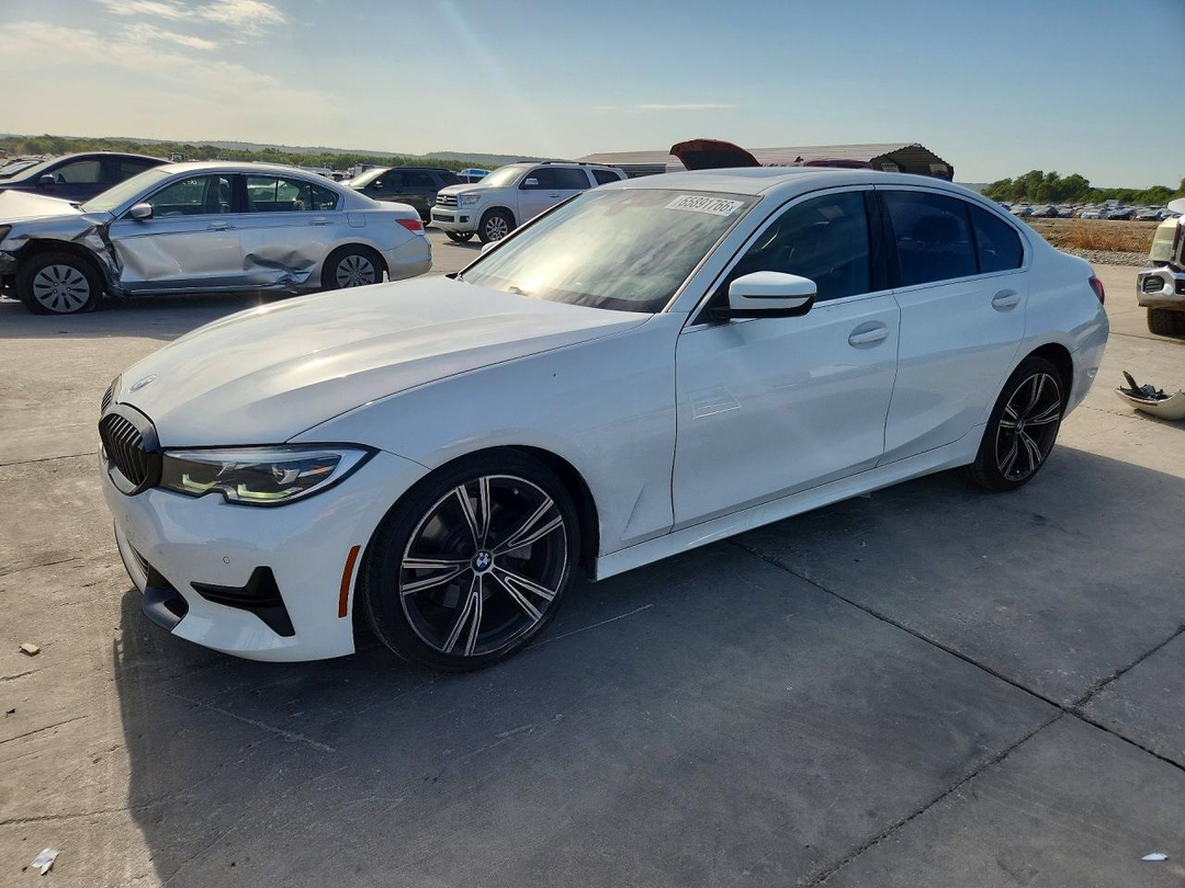 Vista de 2022 BMW 330XI, ángulo 1