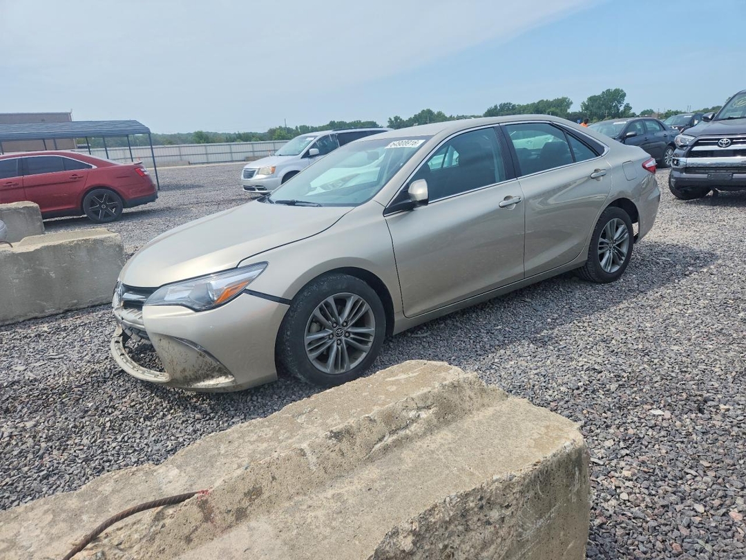 Вид 2015 TOYOTA CAMRY SE, угол 1