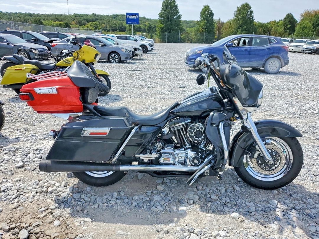 منظر 2004 HARLEY-DAVIDSON FLHTCUI، زاوية 1