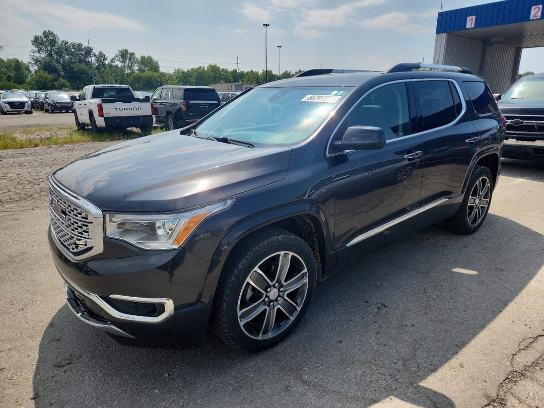 Vue de 2017 GMC ACADIA DENALI, angle 1