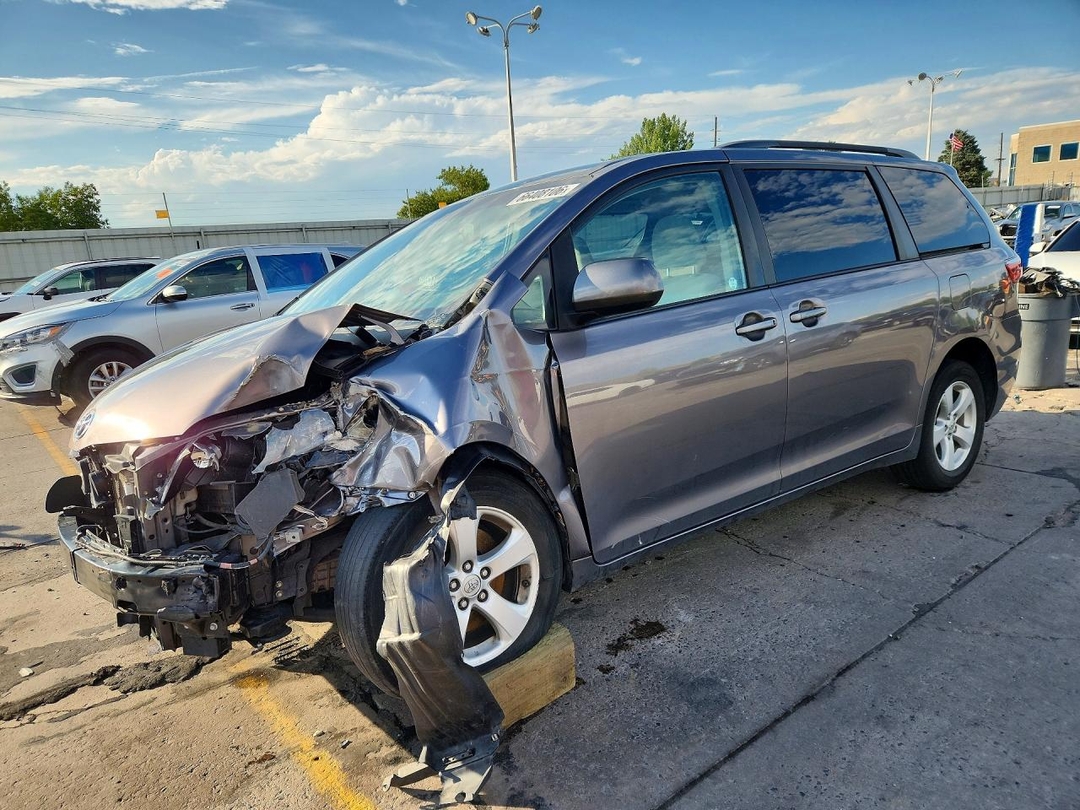 Vue de 2015 TOYOTA SIENNA LE, angle 1