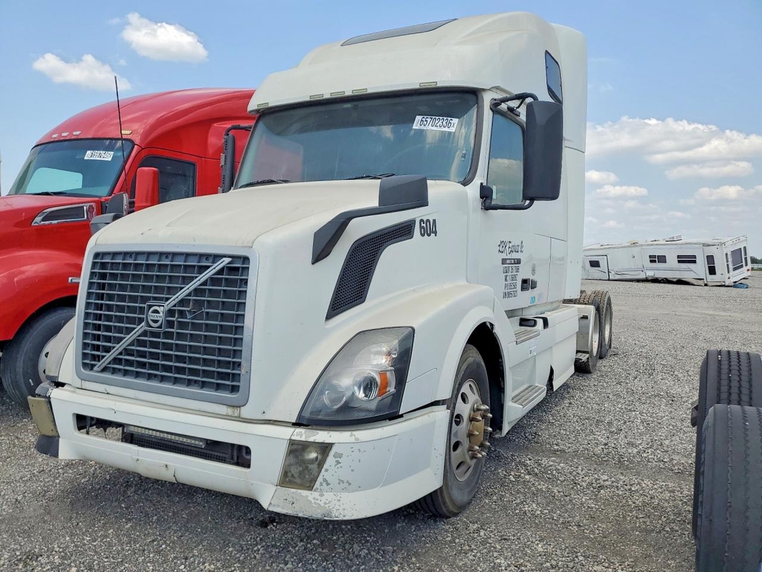 Vista de 2013 VOLVO VNL SEMI TRUCK, ángulo 1