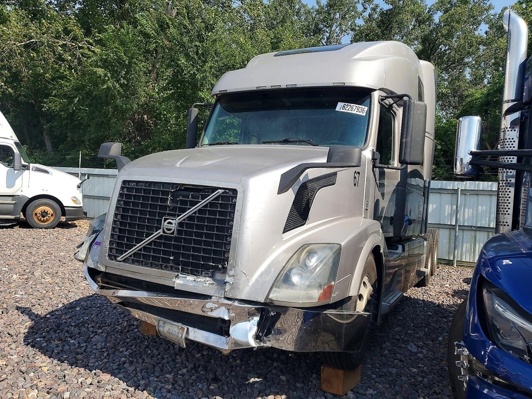 Vue de 2011 VOLVO VNL SEMI TRUCK, angle 1