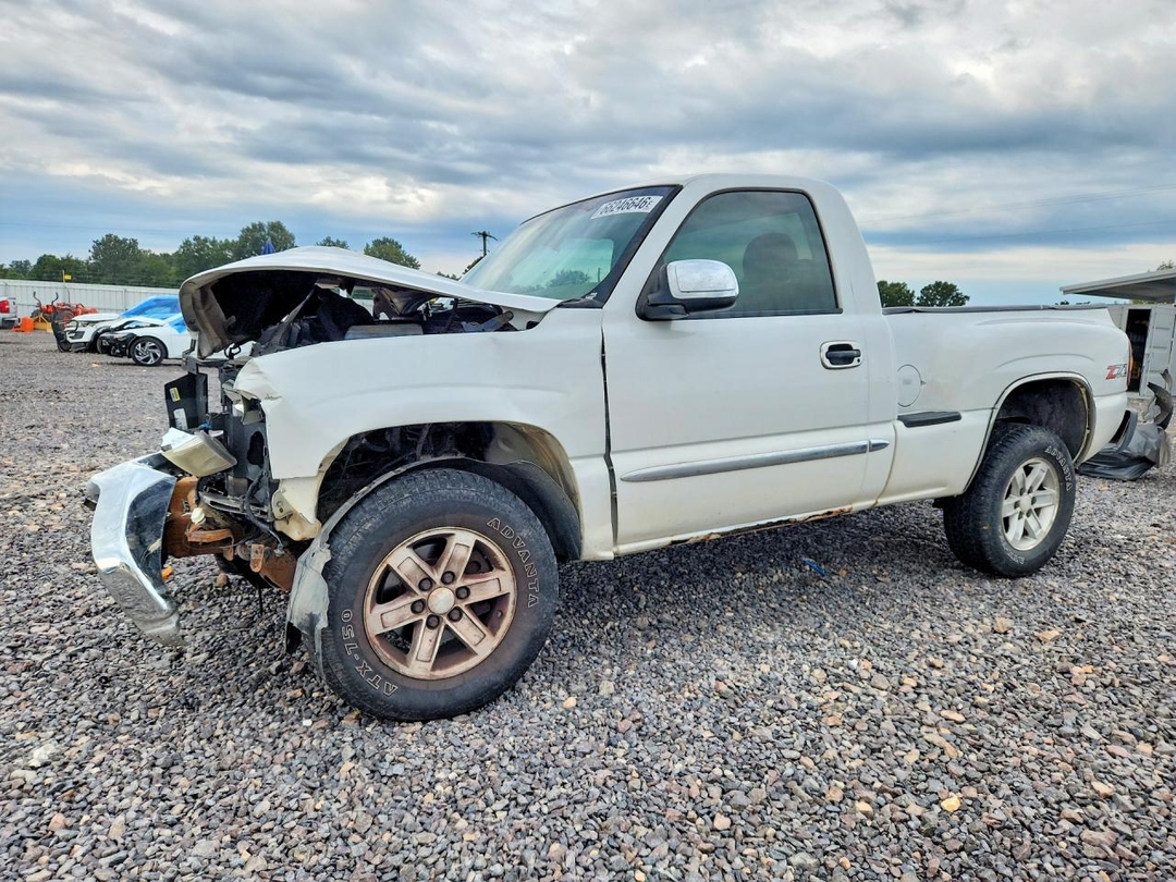 Vue de 2005 GMC NEW SIERRA K1500, angle 1