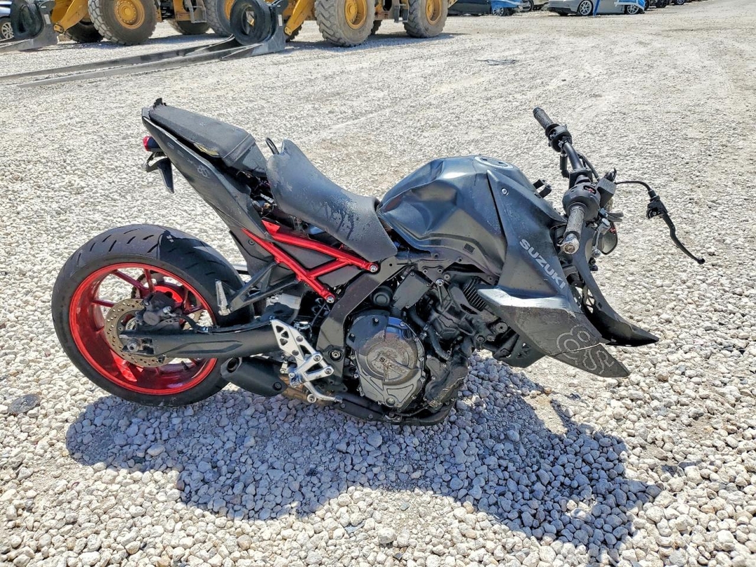 Вид 2025 SUZUKI GSX800 R, угол 1