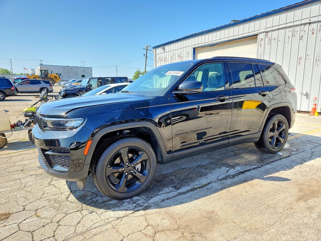 Vista de 2024 JEEP GRAND CHEROKEE LAREDO, ángulo 1