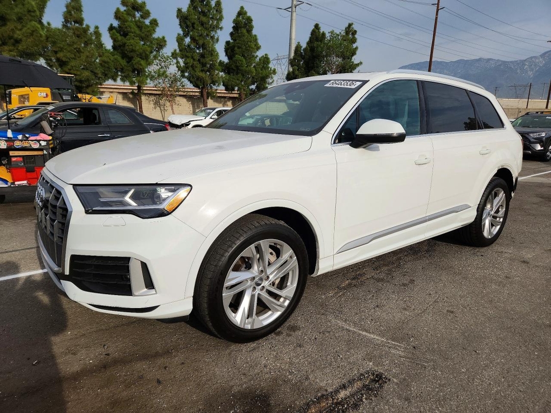 Vue de 2020 AUDI Q7 PREMIUM, angle 1