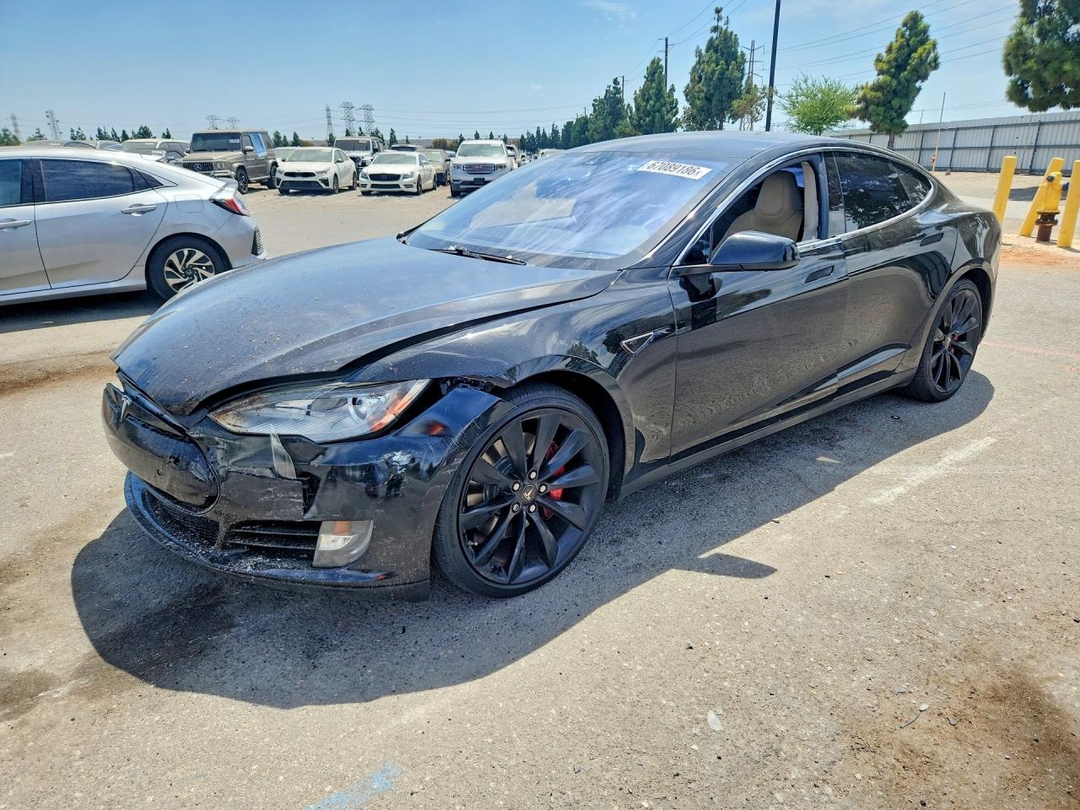 Вид 2013 TESLA MODEL S, угол 1