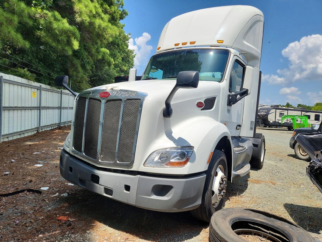 Vue de 2018 PETERBILT 579 SEMI TRUCK, angle 1