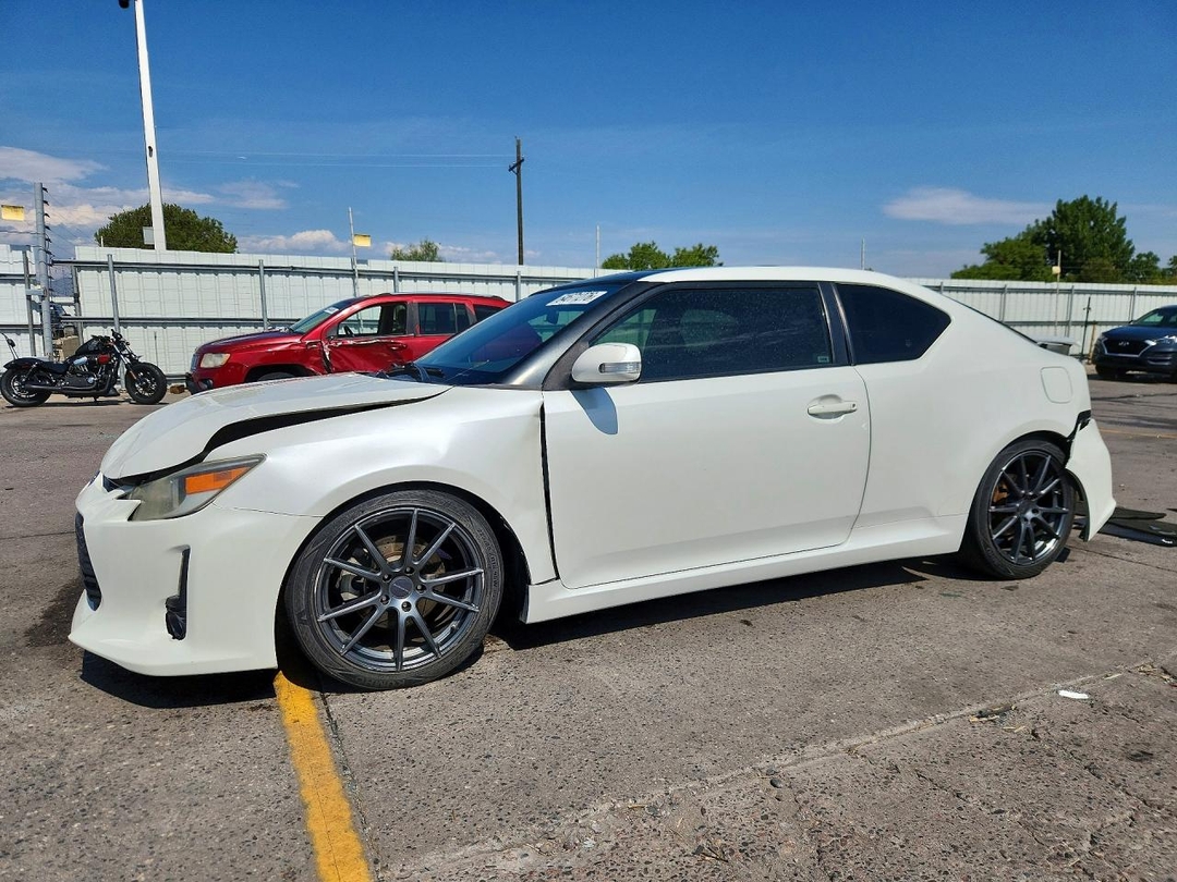 Вид 2015 SCION TC BASE, угол 1