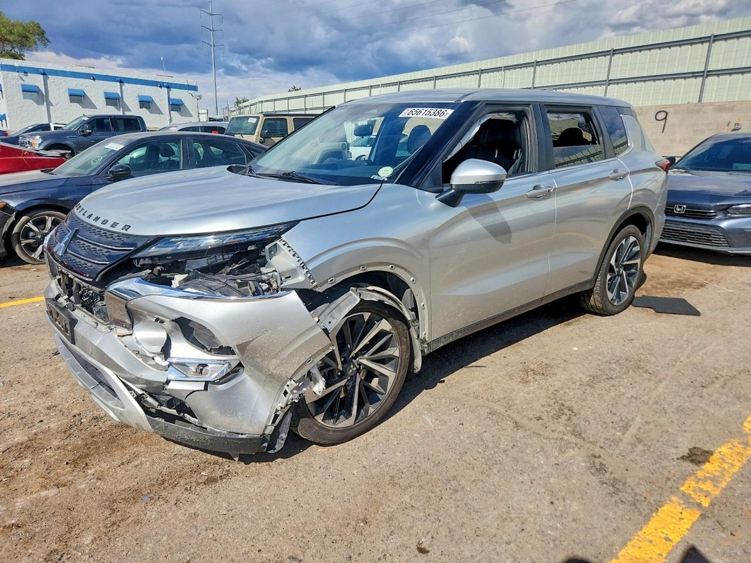 Vue de 2023 MITSUBISHI OUTLANDER SE, angle 1