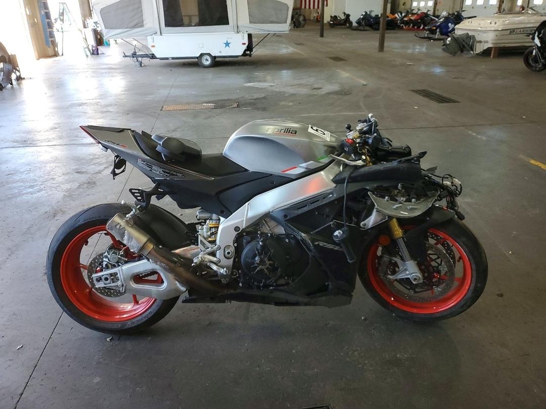 Vue de 2024 APRILIA RSV4 1100, angle 1
