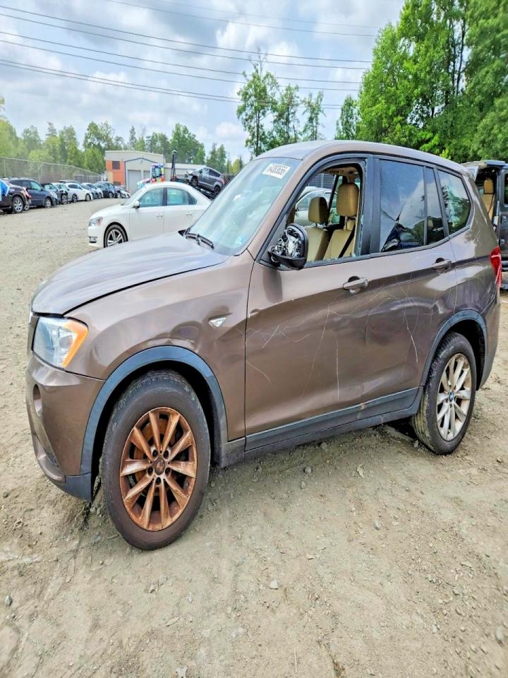 Vue de 2013 BMW X3 XDRIVE28I, angle 1