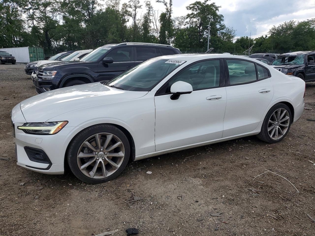 Vue de 2019 VOLVO S60 T5 MOMENTUM, angle 1