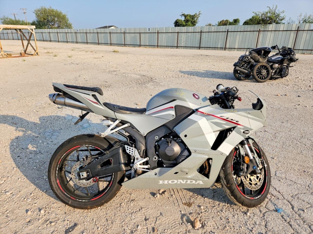 Вид 2026 HONDA CBR600 RR, угол 1