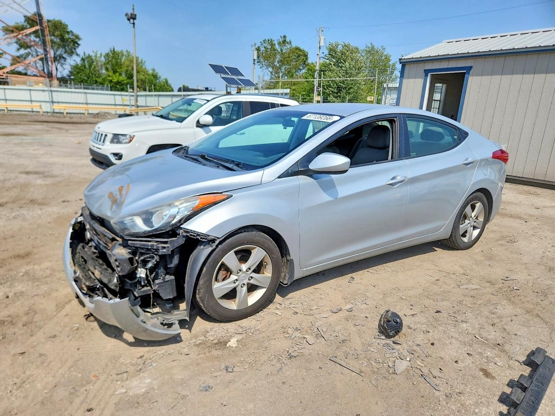 Vue de 2013 HYUNDAI ELANTRA GLS, angle 1