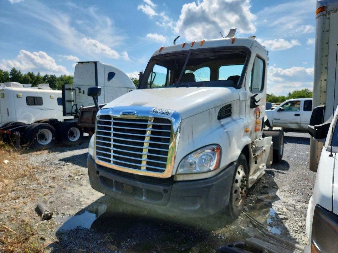 Vista de 2014 FREIGHTLINER CASCADIA 113 SEMI TRUCK, ángulo 1