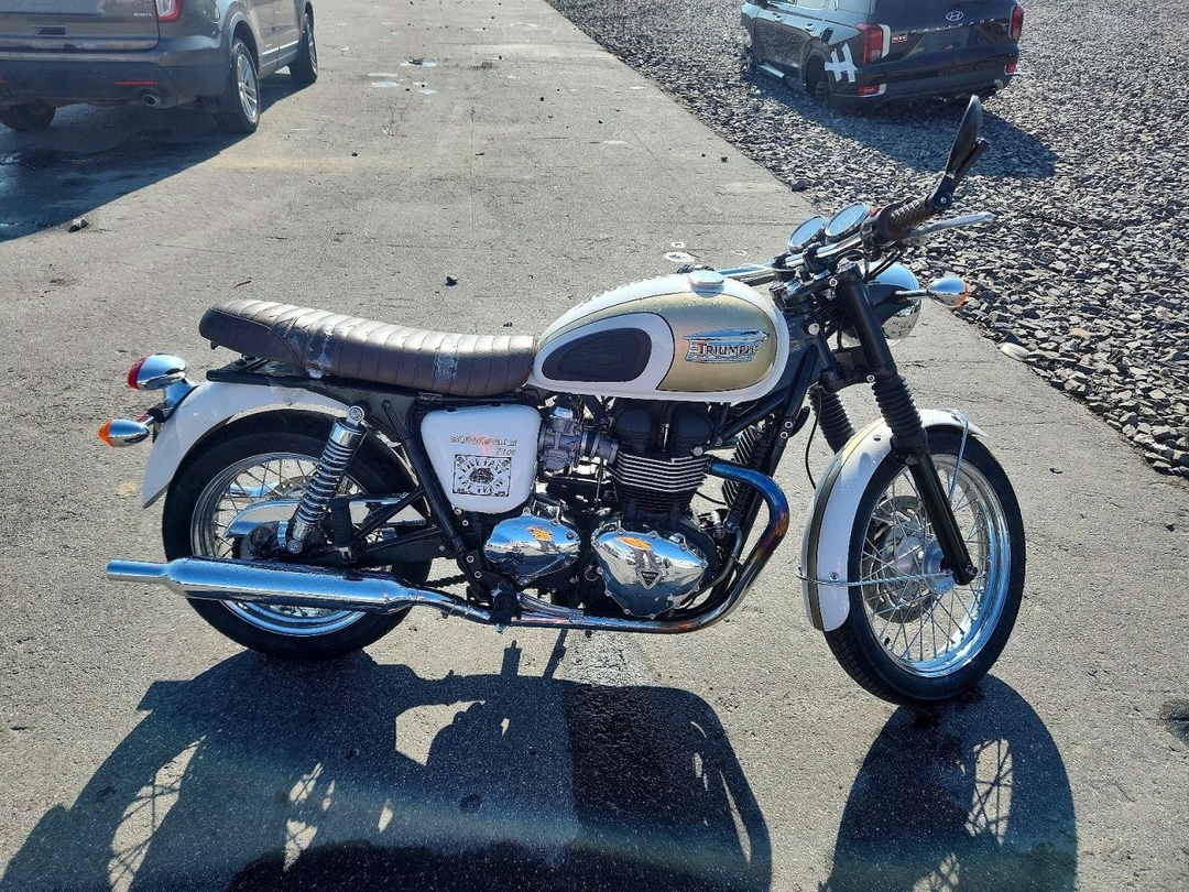Вид 2014 TRIUMPH MOTORCYCLE BONNEVILLE T100, угол 1