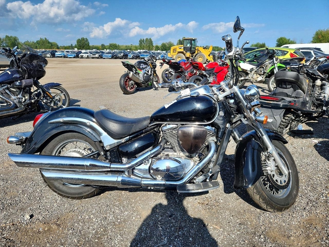 Vue de 2011 SUZUKI VL800, angle 1