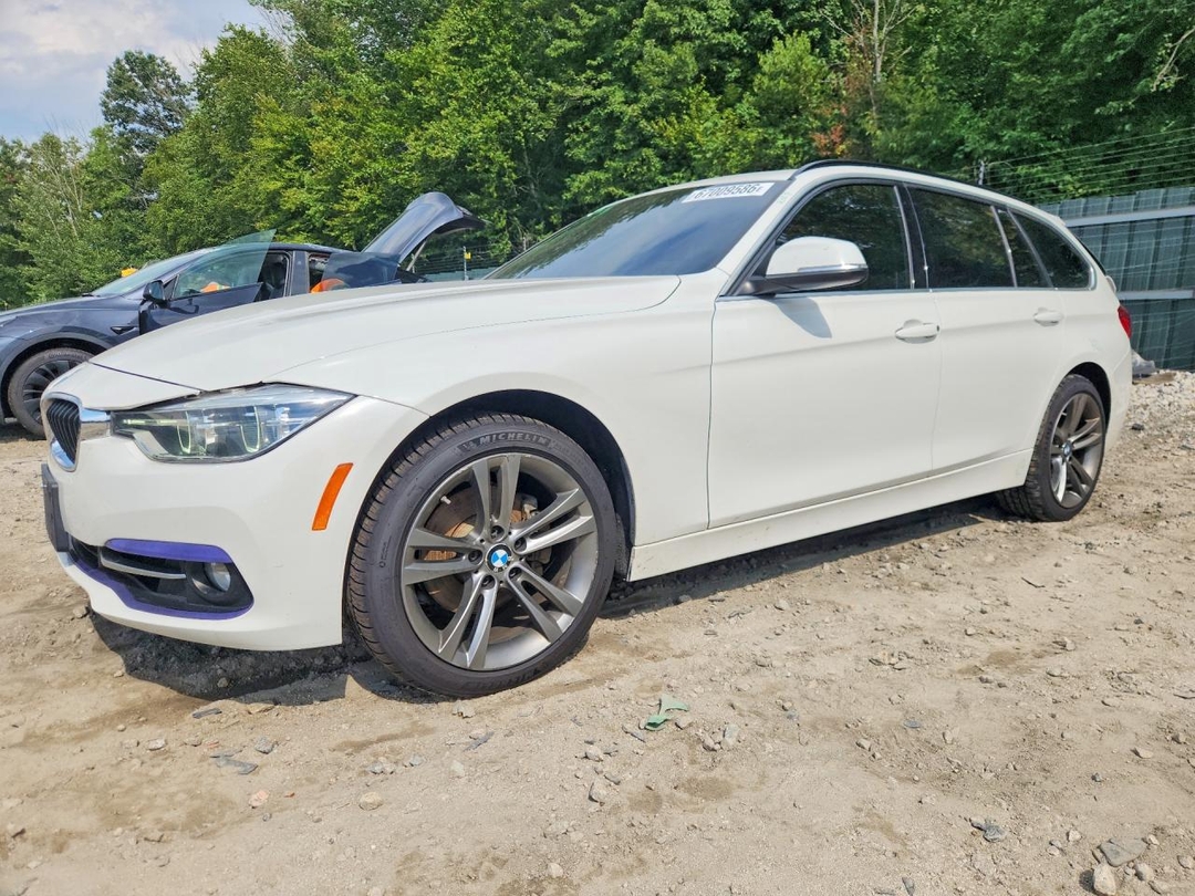 منظر 2018 BMW 330 XI، زاوية 1