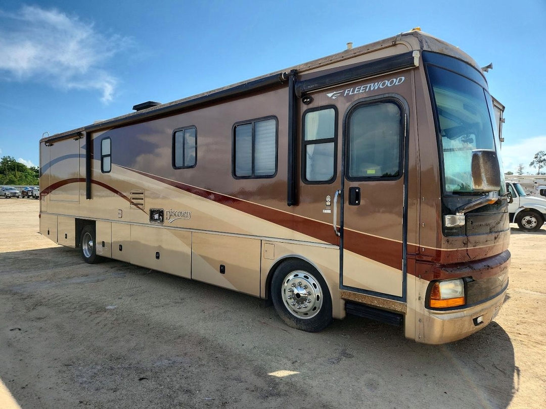 Vue de 2006 FLEETWOOD DISCOVERY RV, angle 1