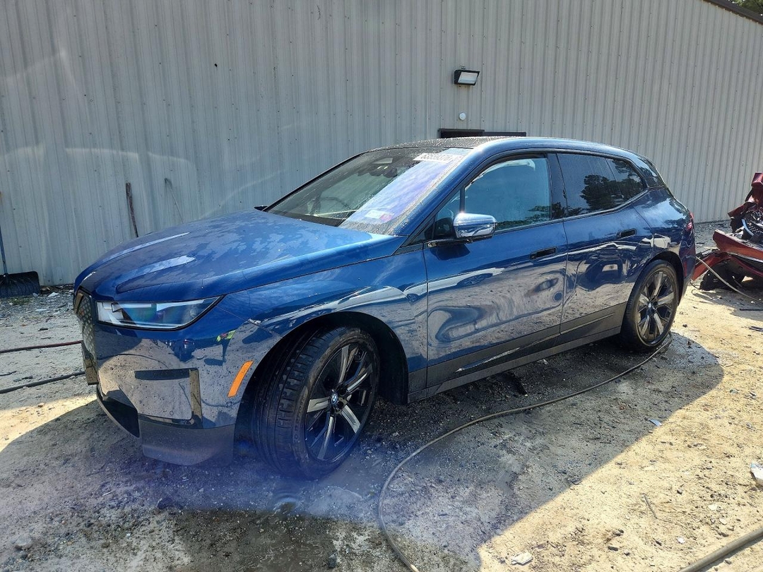 Vue de 2022 BMW IX XDRIVE50, angle 1