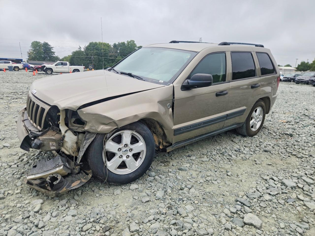 منظر 2005 JEEP GRAND CHEROKEE LAREDO، زاوية 1