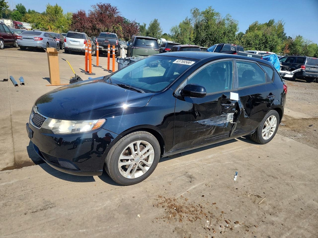 منظر 2011 KIA FORTE5 EX، زاوية 1