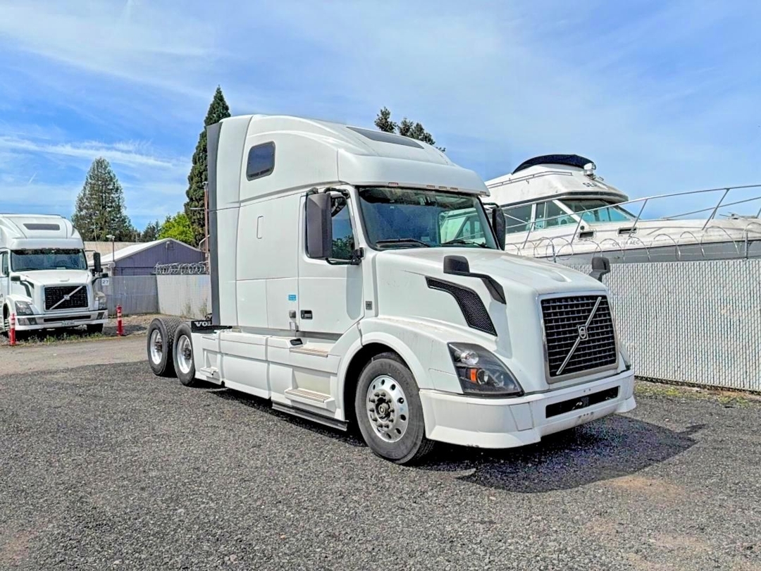 Vue de 2013 VOLVO VN VNL TRUCK CHASSIS TRUCK CAB AND CHASSIS, angle 1