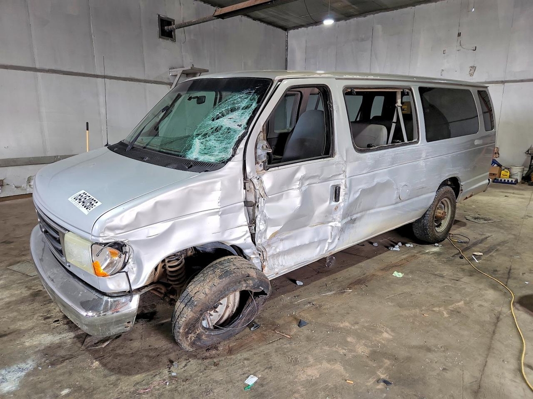 Vue de 2006 FORD ECONOLINE E350 SUPER DUTY WAGON, angle 1
