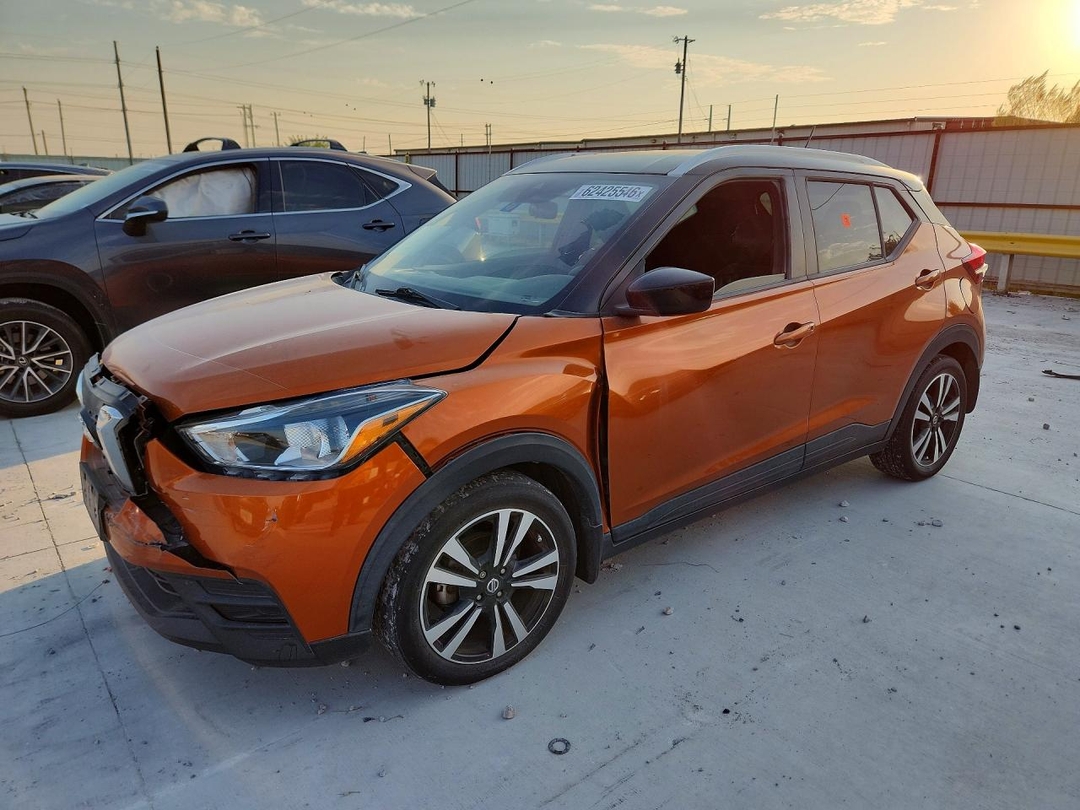Vista de 2020 NISSAN KICKS SV, ángulo 1